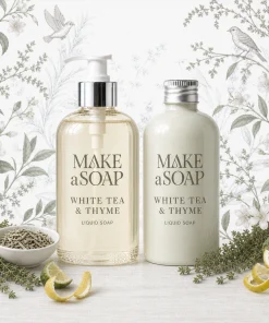 Poglądowa aranżacja zapachu White Tea & Thyme z dwoma flakonami kosmetycznymi, w tym jednym z pompką