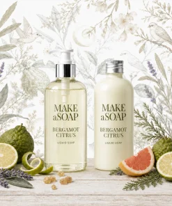 Poglądowa aranżacja zapachu Bergamot Citrus z dwoma flakonami kosmetycznymi, w tym jednym z pompką